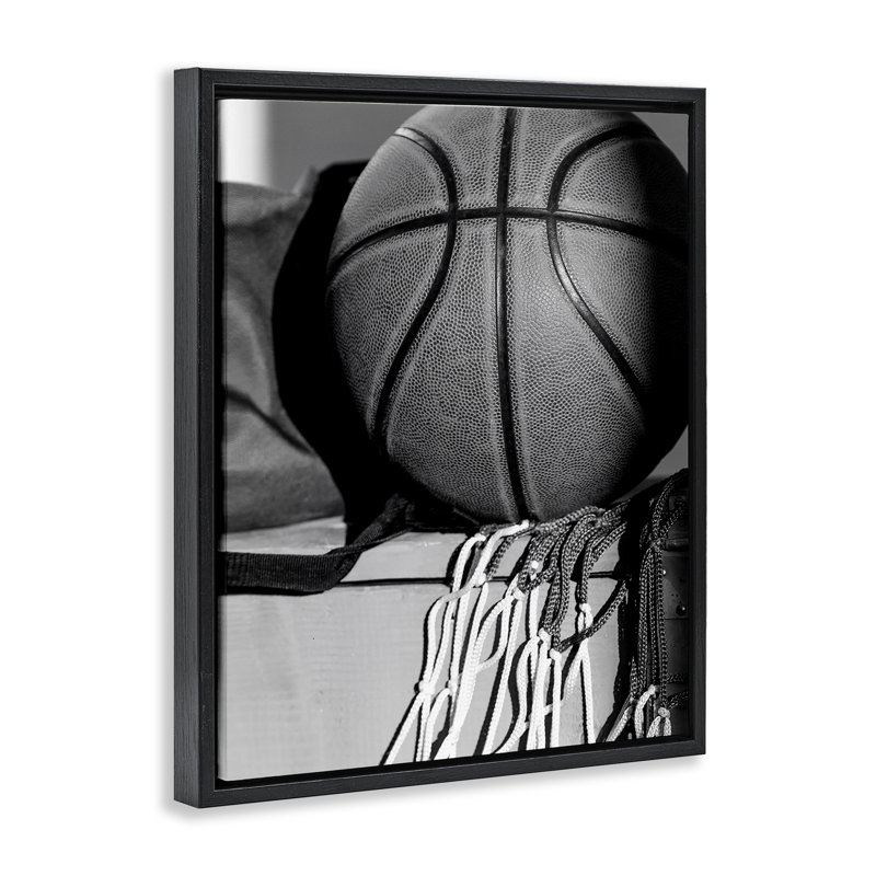 "Basketball Sport Still Life", art mural encadré flottant gris par Daphne Polselli, Cadre flottant noir de jais