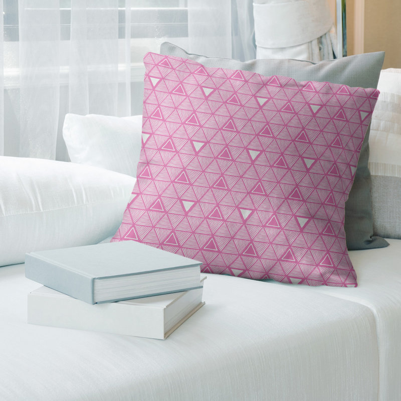 Coussin décoratif triangles dessinés à la main classiques, H 18 po x l 18 po, Bourre en polyester, Rose clair