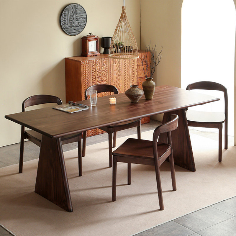 Une table de salle à manger en bois de frêne robuste et durable