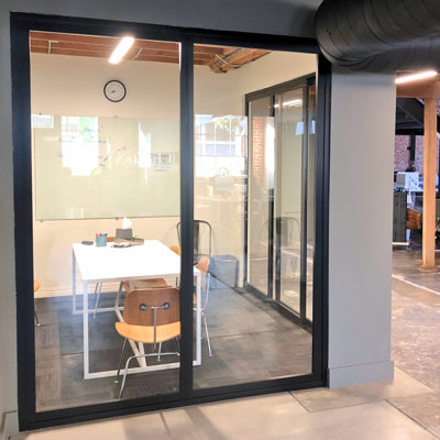 Ensemble de porte d'entrée coulissante en verre transparent à 2 panneaux: élégant, fonctionnel et polyvalent