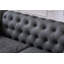 Causeuse classique Chesterfield idéale pour le salon, offrant confort et style avec un revêtement en similicuir