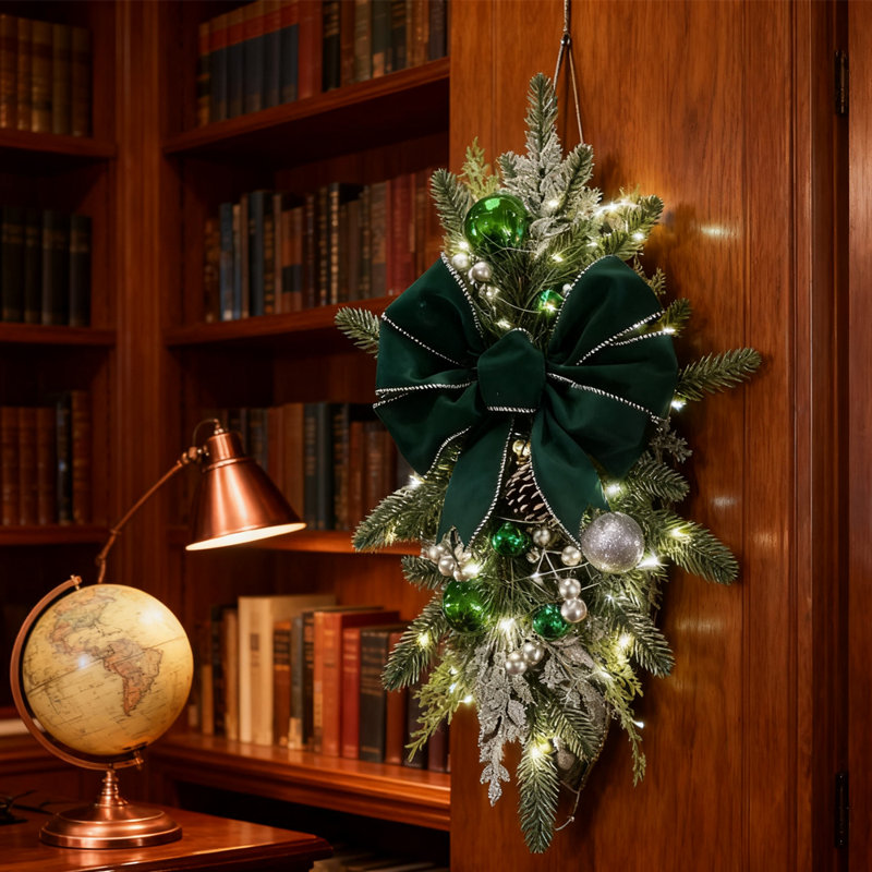 Décoration de Noël en forme d'aiguille de pin avec boules décoratives et nœud, décoration suspendue pour les fêtes, vert