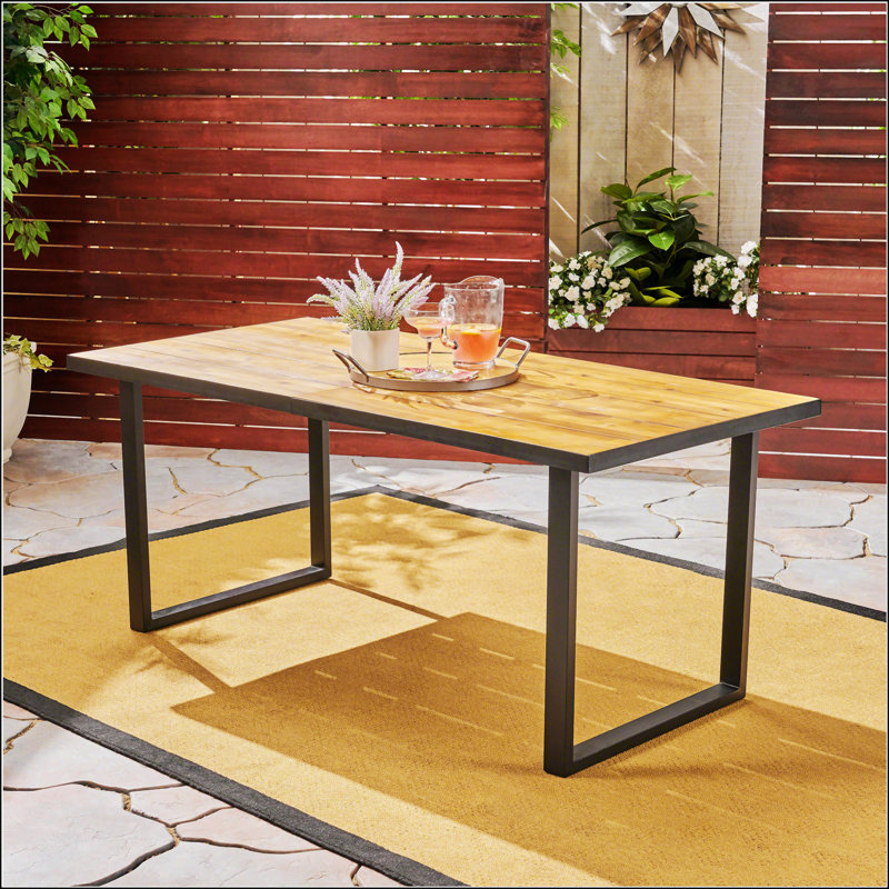 Table de salle à manger d'extérieur en bois d'acacia et fer de 70 pouces KYSTON, résistante aux éclaboussures et élégante pour les rassemblements modernes