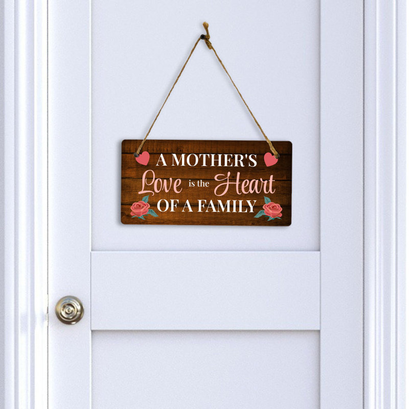 «A Mother's Love Is the Heart of a Family» Panneau mural ou de porte suspendu