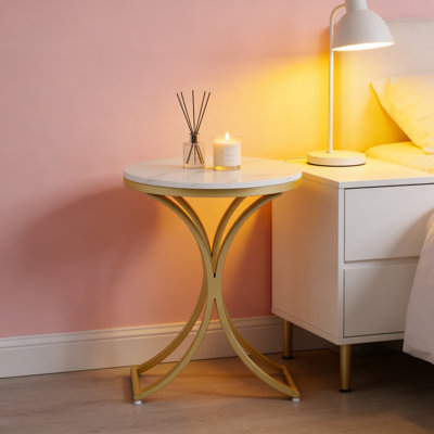 Table d'appoint nordique ovale avec plateau en mable et support en métal blanc pour le salon ou la chambre à coucher