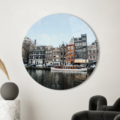 Art urbain en verre fabriqué à la main avec un paysage magnifique avec un bateau sur un canal, idéal pour la décoration murale