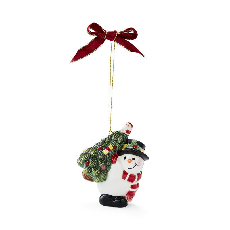 Ornement de sapin de Noël transportant un arbre de neige