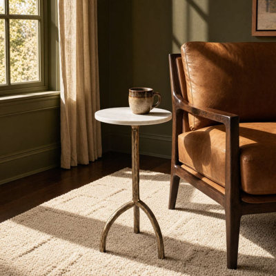 Table d'appoint en aluminium laiton antique avec dessus en marbre blanc Banswara et piètement tripode ouvert. Dimensions : 23 cm (H) x 12 cm (P) x 12 cm (L).