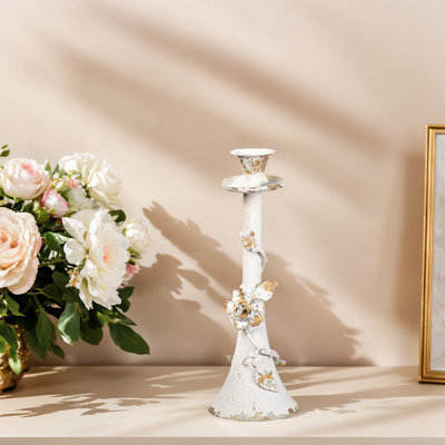 Porte-bougie vintage en métal avec finition blanche vieillie et détails floraux élégants pour une décoration rustique