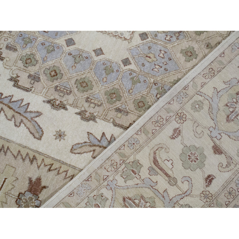 Tapis rose et ivoire de haute qualité noué à la main
