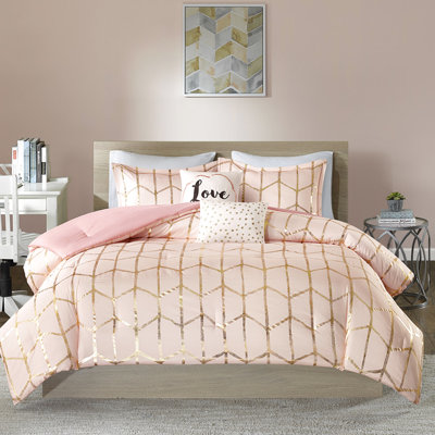 Édredon Soft Blush avec détails géométriques métalliques et taies décoratives très grandes