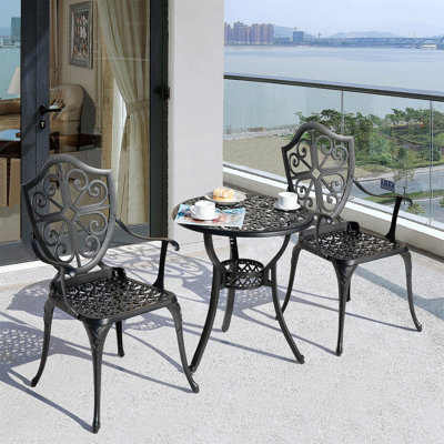 Ensemble bistro en fonte d'aluminium 3 pièces avec trou pour parasol Aleah