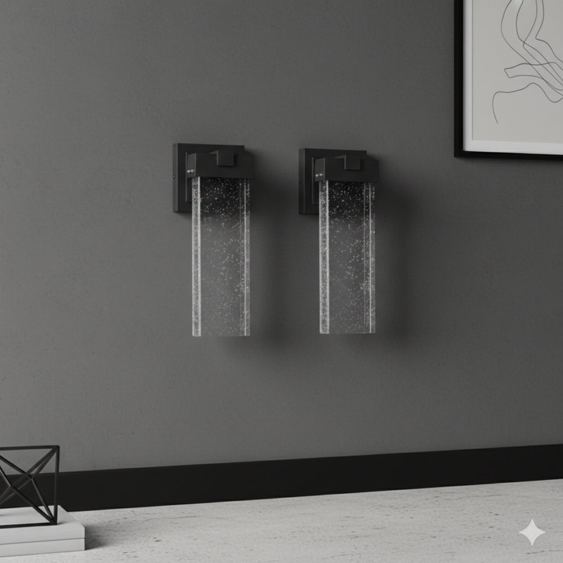 Deux luminaires muraux d'extérieur, résistants aux intempéries, avec DEL écoénergétiques (12 watts par unité), dotés d'une conception en cristal à bulles et d'un capteur de lumière intégré.
