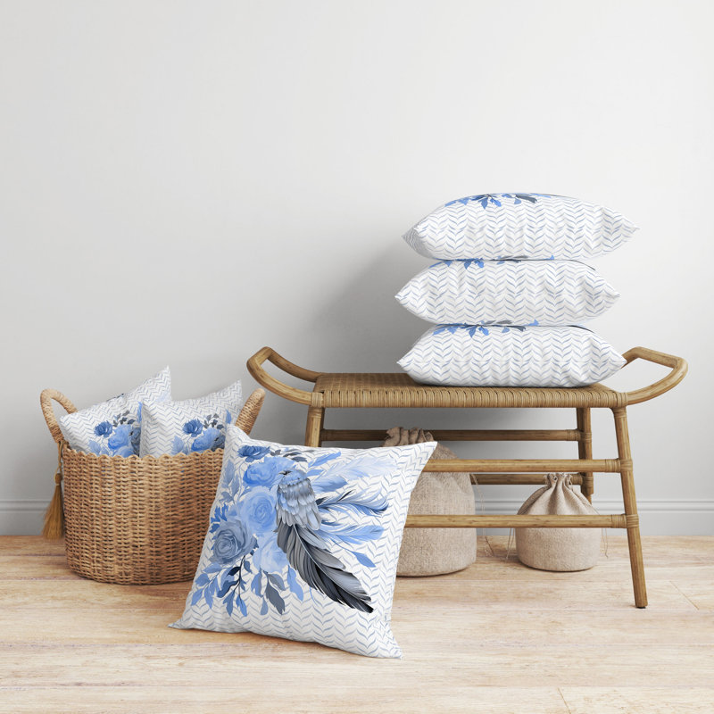 Coussin décoratif réversible Feathered Bouquet, Bleu / blanc / floral gris, H 20 po x l 20 po, Simili daim