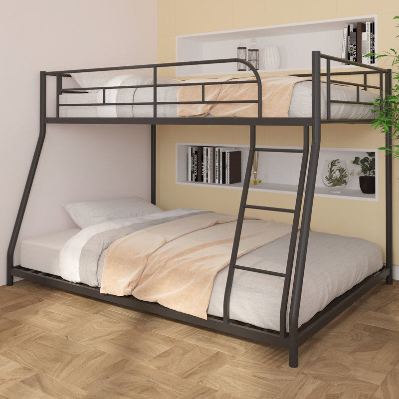 Lit superposé simple au dessus d'un lit double avec structure en acier, garde-corps et mécanisme de soutien central, poutre de support