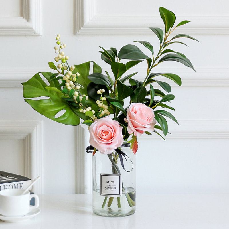 Agencement de rose et de rose à motif floral de couleur vase, H 17,8 po x l 15,7 po x P 6 po, Blanc