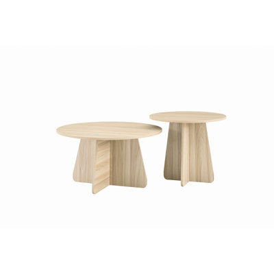 Ensemble de tables basses gigognes de style rétro. Disponible en finition noyer ou bois naturel. Tables d'appoint rondes avec pieds croisés. Idéal pour les salons et les salles à manger.