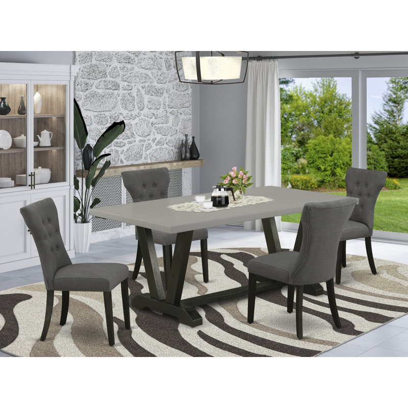 Cet ensemble de salle à manger 5 pièces comprend une table en bois de ciment et 4 chaises Parson en tissu gris foncé Gotham avec dossier capitonné - Finition noire brossée