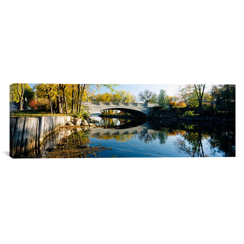«Pont à travers une rivière, rivière Yahara, Madison, comté de Dane, Wisconsin, États-Unis» par Panoramic Images - Reproduction giclée sur toile panoramique