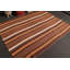 Le kilim turc fabriqué à la main avec des rayures brunes rétro est un tapis décoratif idéal pour toute pièce