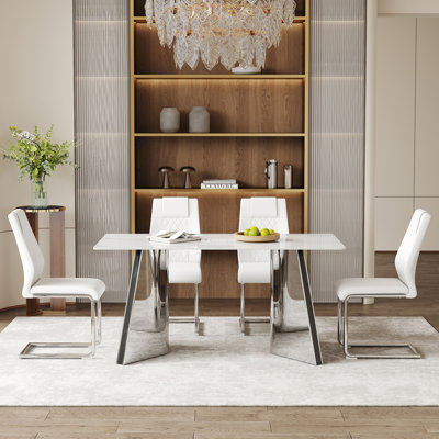 Ensemble de table et de chaises. Luxueuse table en pierre frittée à motif montagne de neige de 63 po x 31,5 po x 30 po avec pieds papillon en acier inoxydable argentés.
