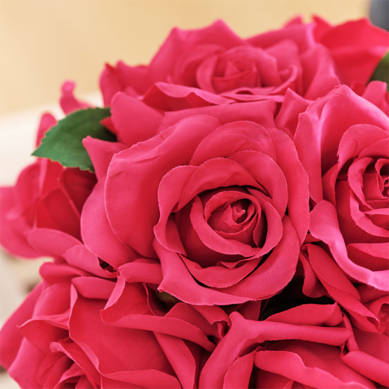 Arrangement de roses en soie en pot