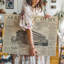 Toile, une page de journal rétro titrée «Serves as a Richly textured», toile de fond beige avec surface texturée-2120827146