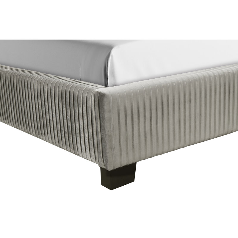 Lit tapissier cannelé Claranne avec tête de lit à oreilles et structure en bois, Gris clair, Très grand
