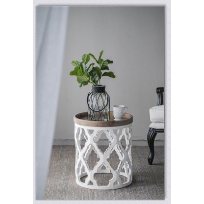 Charmante table d'appoint ronde blanche patinée, parfaite pour les espaces compacts et les décors esthétiques modernes.