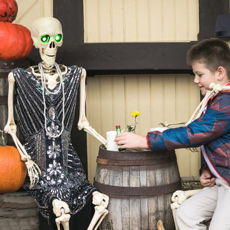 Squelette d'Halloween pleine grandeur de 5,4 pi, squelette posable grandeur nature avec yeux brillants, son effrayant, squelette en plastique avec joints articulés pour la décoration d'Halloween