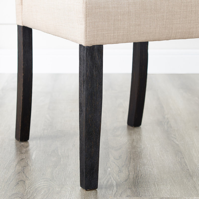 Ensemble de salle à manger en bois délavé de style urbain comprenant une table, quatre chaises et un banc pour une expérience culinaire charmante