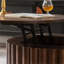 Table basse à plateau relevable rond 27,56 pouces avec relief artisanal, piédestal en noyer