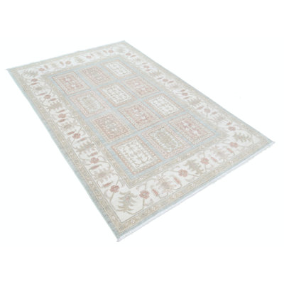Tapis de laine 4,5 x 6,8 pi noué à la main dans des tons doux pour le salon