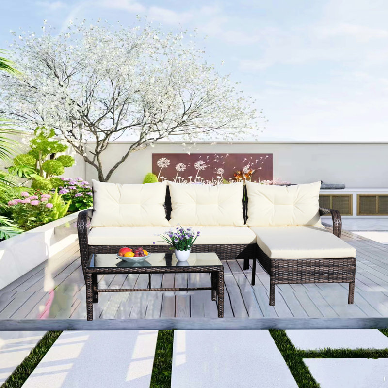 Ensemble de conversation pour patio 3 pièces: canapé modulaire avec coussins beiges et table basse moderne 3 places - 2 places