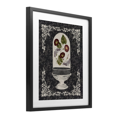 «Moths & Poppies in Glass Dome», reproduction encadrée sous verre, design par Radhika Modi