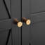 Armoire de rangement en métal pour usages multiples - unité noire avec porte rayée, poignées dorées et tablettes réglables-336350123