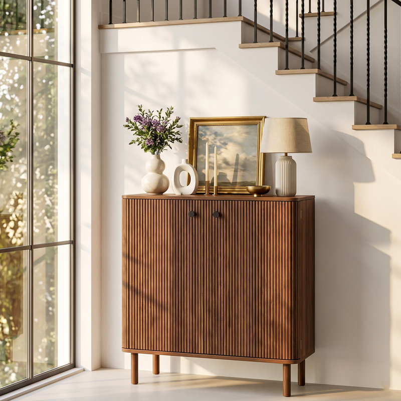 Buffet 31 po Seyla avec armoire cannelée avec 2 tablettes réglables et crédence en bois massif pour salle à manger, Noyer