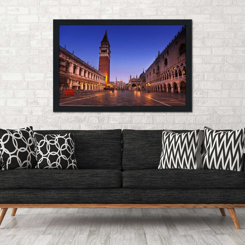 «European Square», reproduction de photo encadrée, H 21,5 po x l 27,5 po x P 0,75 po, Cadre espresso