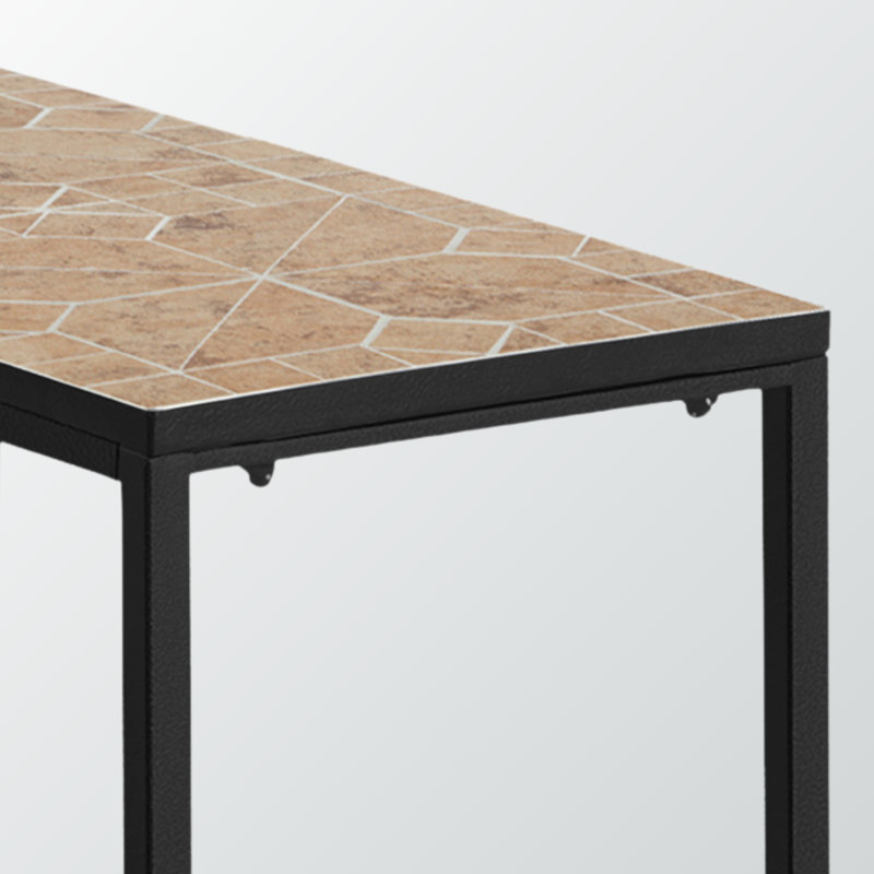 Abrea L'extrémité latérale d'une table d'appoint