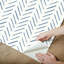 Papier peint peint à chevrons pelez et collez-88317457