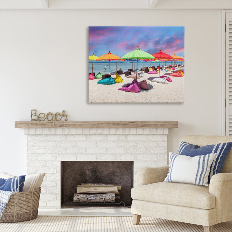 «Highland Dunes Beach Umbrellas On Shore On» par Silver Print, H 36 po x l 48 po x P 1,5 po