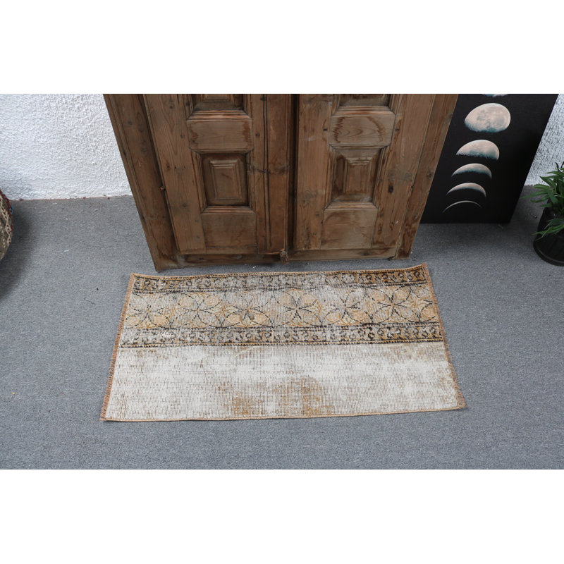 Tapis turc rétro dans des tons chauds avec un beau motif floral