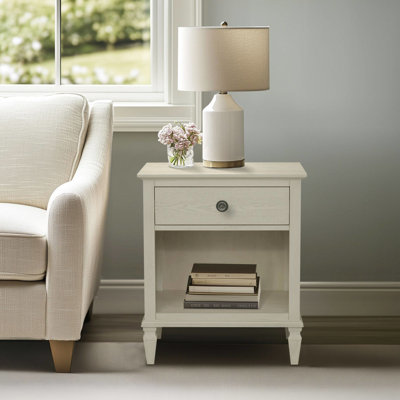 D'inspiration française, crème antique, table de chevet, compartiment de rangement ouvert, 1 tiroir, tablette, finition naturelle, accent de brosse métallique, tiroirs pleine extension, assemblage de pieds en bois massif, placage, contreplaqué