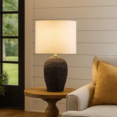 Lampe de table Ezzy avec base en rotin de style corde noire, abat-jour en lin ivoire
