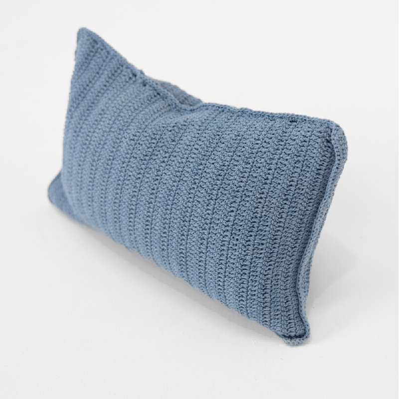 Coussin lombaire au crochet bleu 35 x 53 cm