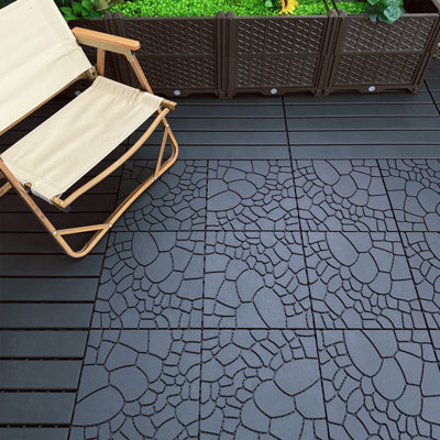 Texture de pierre en polypropylène imbriquée idéale pour les patios, les porches, les bords de piscine, les balcons et les cours - sans couture et durable