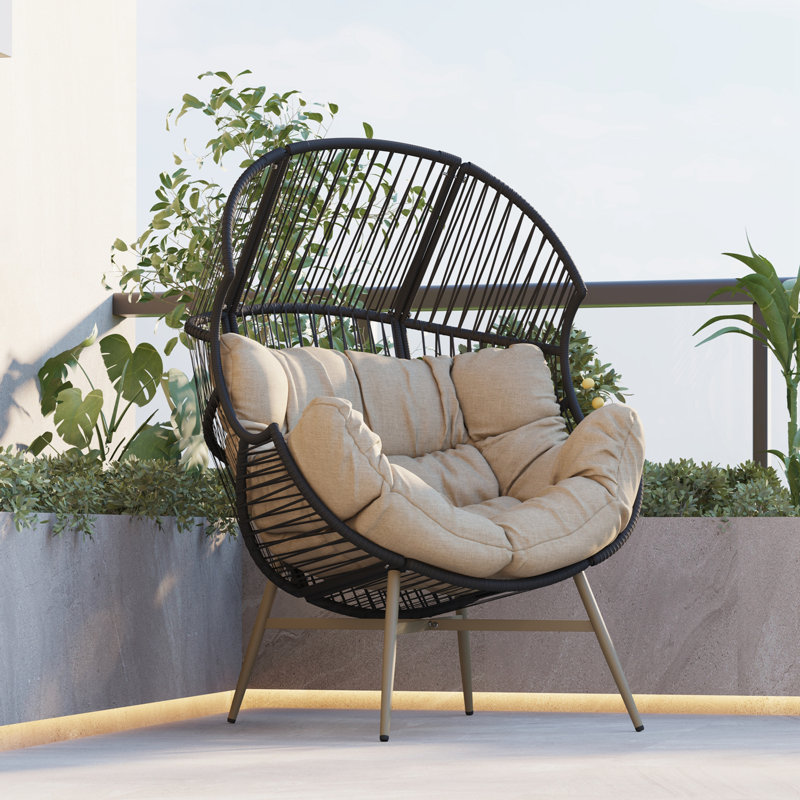Fauteuil ovale en osier avec coussin