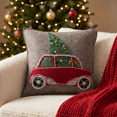 Coussin de Noël en laine feutrée à la main - voiture avec arbre sur fond gris - 20 po