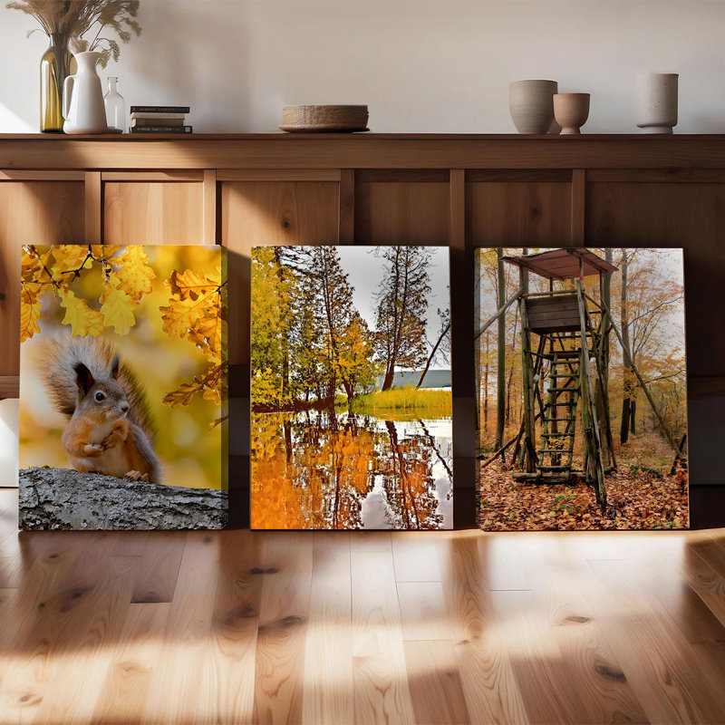 Ensemble de 3 affiches encadrées, toiles décoratives représentant une forêt d'automne : écureuil dans des feuilles de chêne, reflets d'arbres dans un lac, affût de chasse avec feuillage automnal. Décorations naturelles pour le salon.