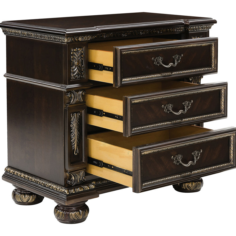 Table de chevet formelle en cerisier foncé avec 3 tiroirs et ornements décoratifs dorés